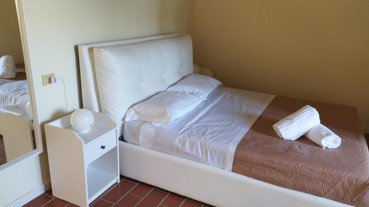 Montevecchio Apartments มนโตโปลิอินวัลดาร์โน ภายนอก รูปภาพ